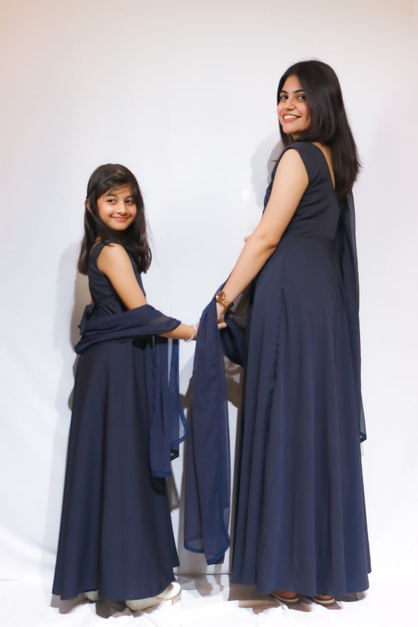 Chic Mother-Daughter Matching Gown Set โ Midnight Blue