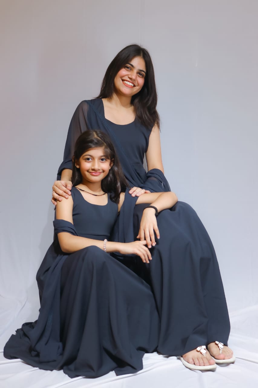 Chic Mother-Daughter Matching Gown Set โ Midnight Blue