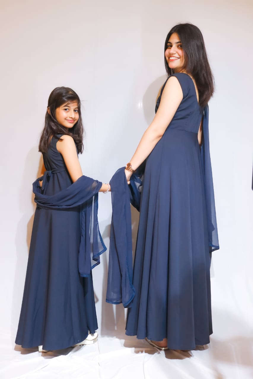 Chic Mother-Daughter Matching Gown Set โ Midnight Blue