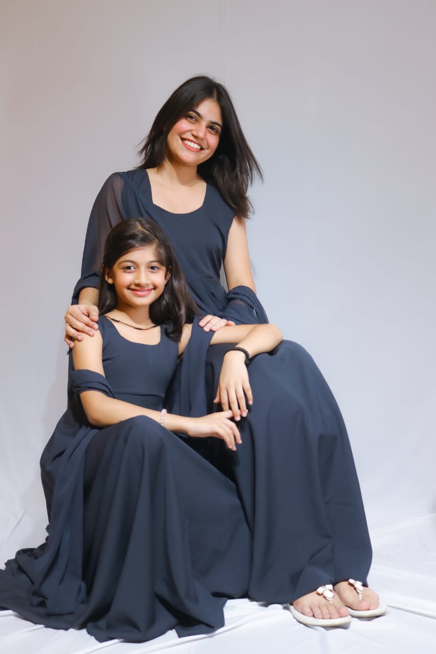 Chic Mother-Daughter Matching Gown Set โ Midnight Blue